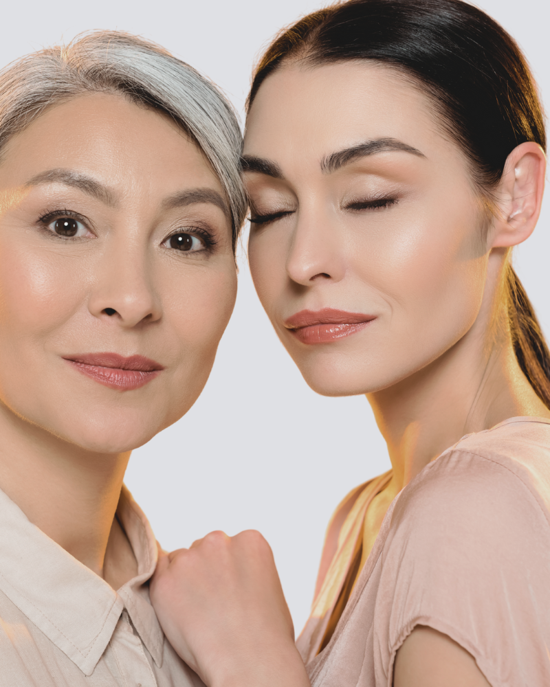 Femme mûre élégante – peau lumineuse et naturelle après 50 ans