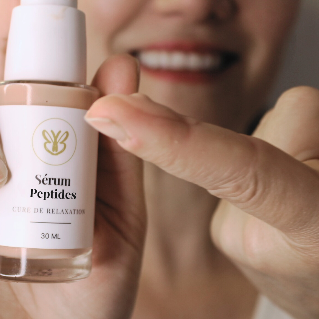 Sérum concentré aux peptides effet lissage naturel, idéal pour peaux sensibles et matures après 40 ans, aide à atténuer les rides d’expression, arôme délicat, formule vegan et certifiée d’origine naturelle.