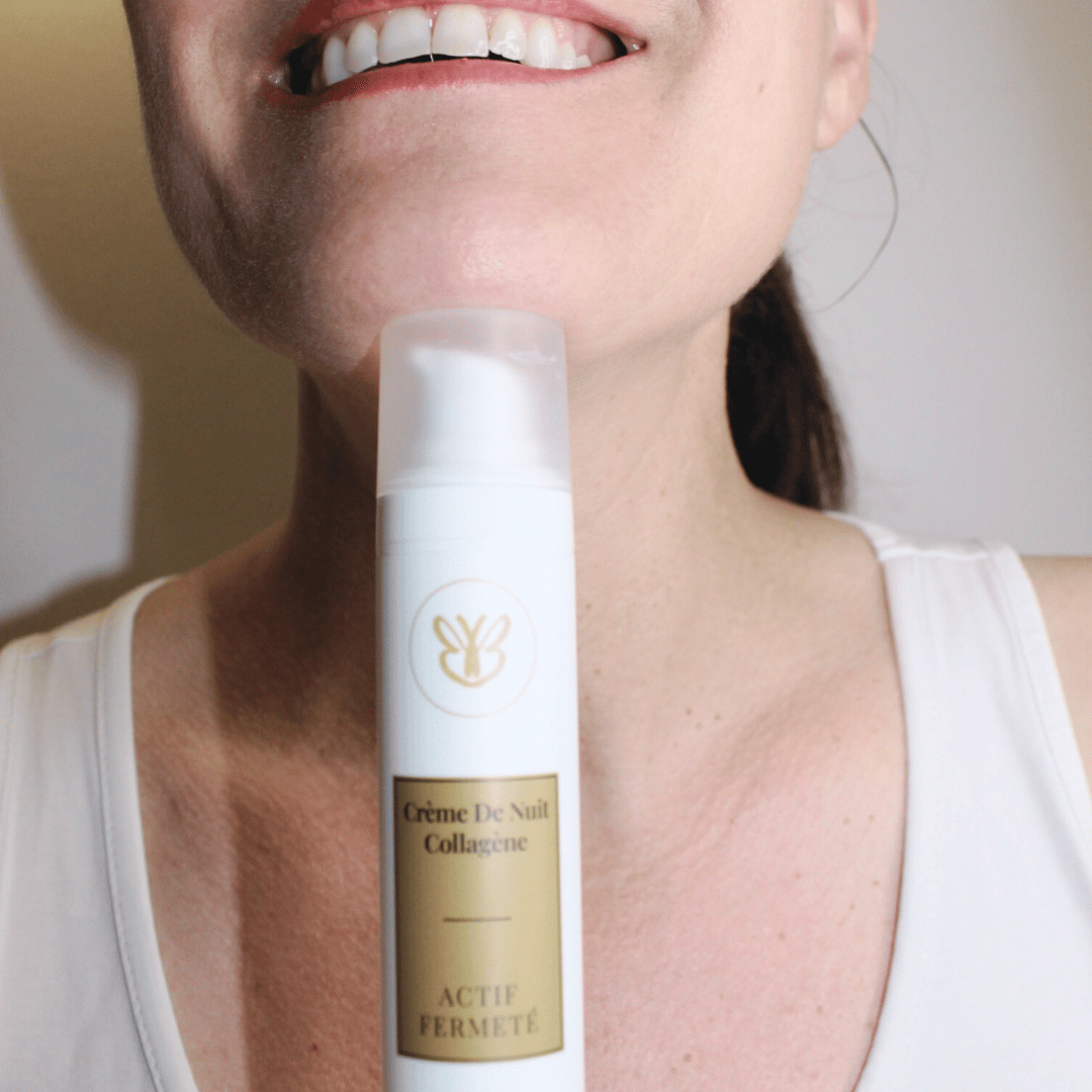 Claire appliquant la crème de nuit Actif Fermeté pour raffermir la peau en profondeur pendant le sommeil