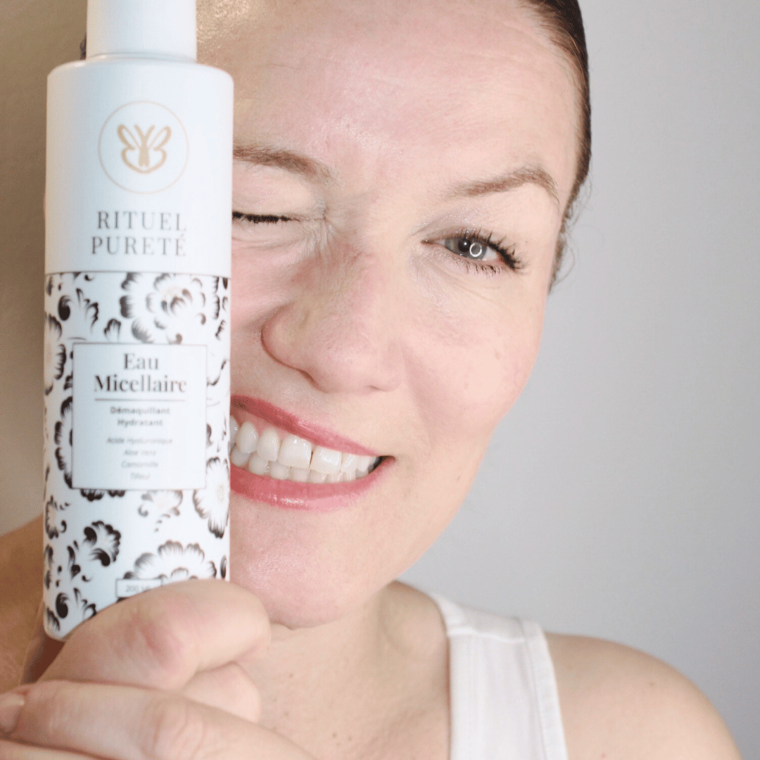 Claire nettoie sa peau avec l’eau micellaire Rituel Pureté pour un teint frais et pur au réveil