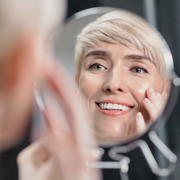 Rituel beauté du soir – femme détendue appliquant soin visage naturel