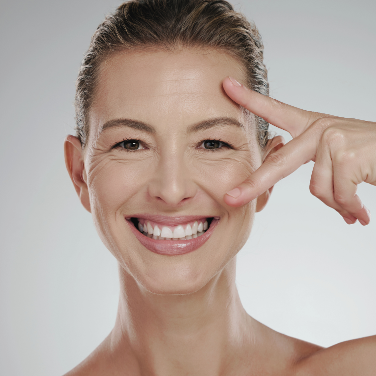 Soin peau lisse et rebondie – femme mûre utilisant une routine anti-âge